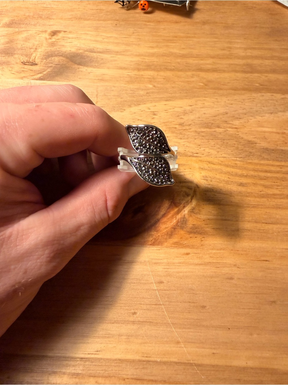 Silver Black Pave Leaf Ring - Elegant Women's Jewelry Size Large - Picture 3 of 3